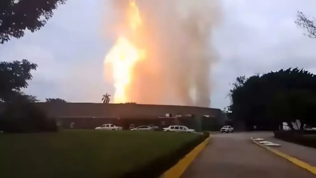 Investigan incendio en ducto de Pemex