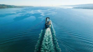 Irán ordena cerrar el Estrecho de Ormuz tras disparos a buques comerciales