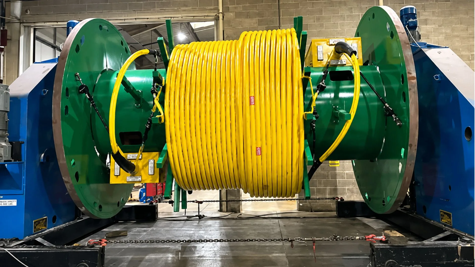 Cable umbilical eléctrico de JDR enrollado en un carrete industrial para el yacimiento de gas Corrib en Irlanda.