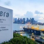 JERA impulsa su estrategia global de GNL desde Singapur con una terminal de gas natural licuado y un buque metanero frente al distrito financiero