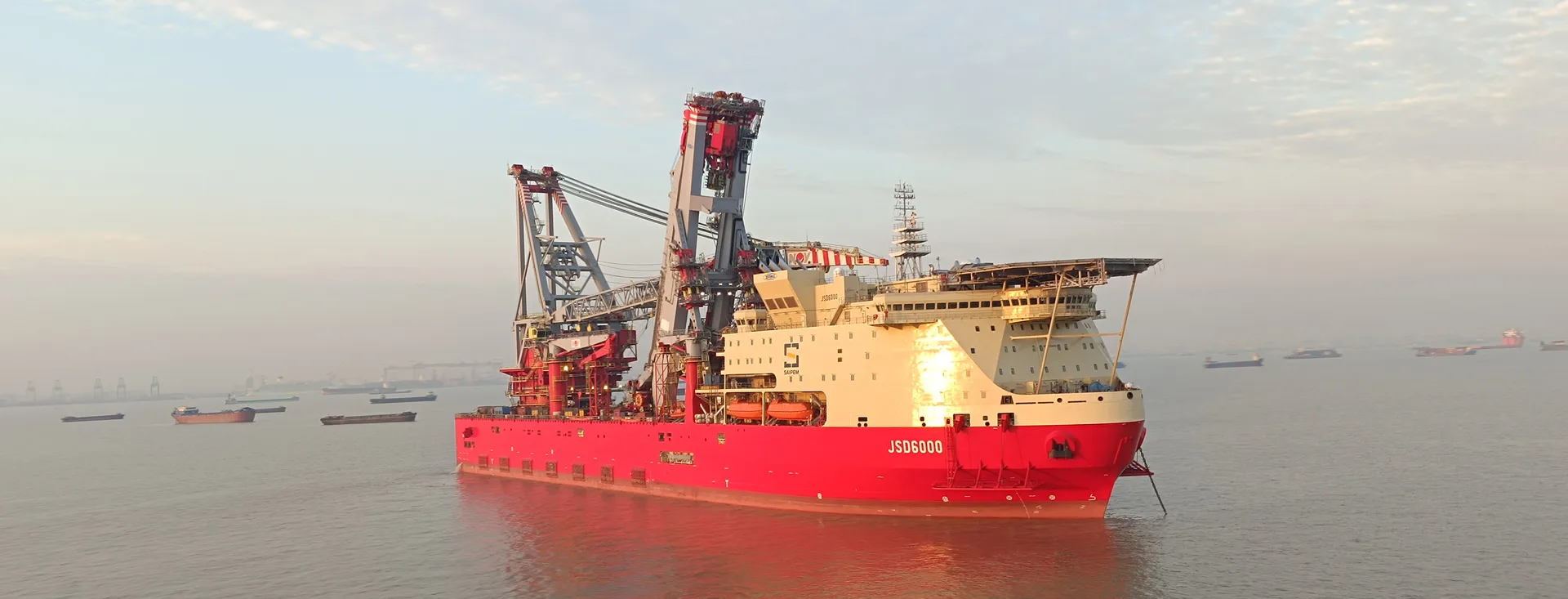 El JSD6000 de Saipem se prepara en Génova para instalar infraestructura submarina del proyecto Neptun Deep en el Mar Negro.