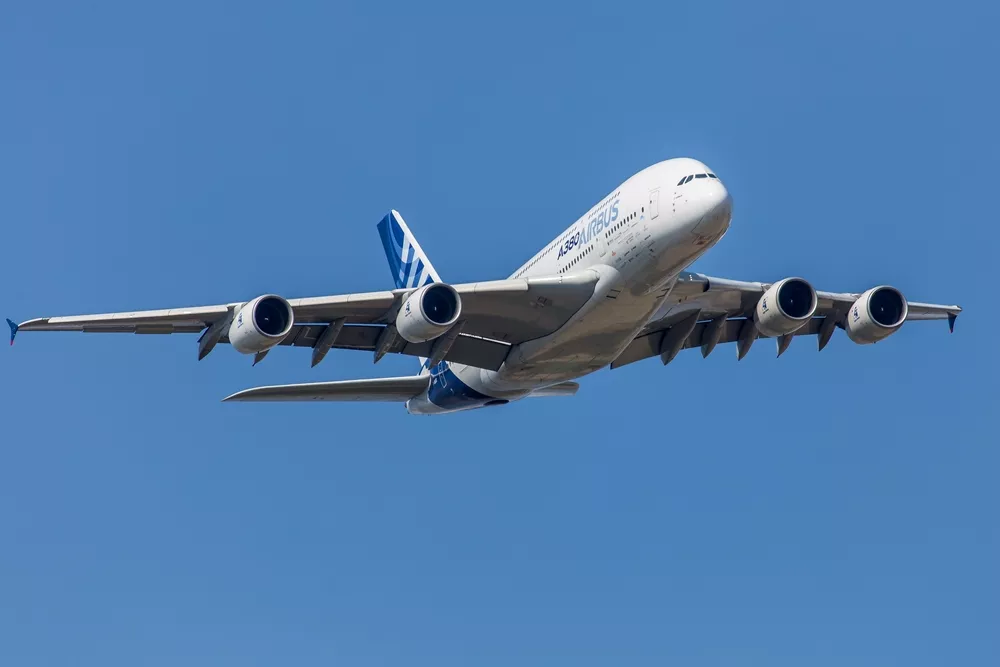 Avion de Airbus, compañía que ayudará a Japón en su plan de desarrollar la aviación con hidrógeno