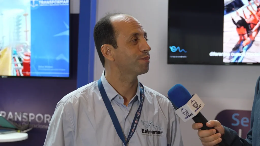 Jorge Casas, instructor del Centro de Formación Entremar, durante una entrevista en el evento SLOM 2025, hablando sobre la importancia de la formación portuaria.