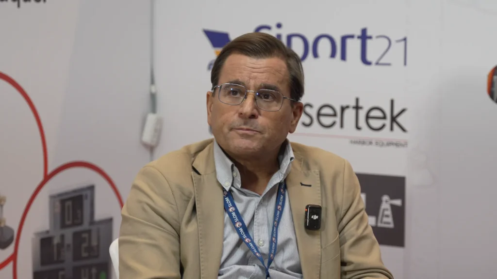 José Ramón Iribarren, durante su participación en la conferencia SLOM 2025, donde expuso su visión sobre la tecnología portuaria 4.0.