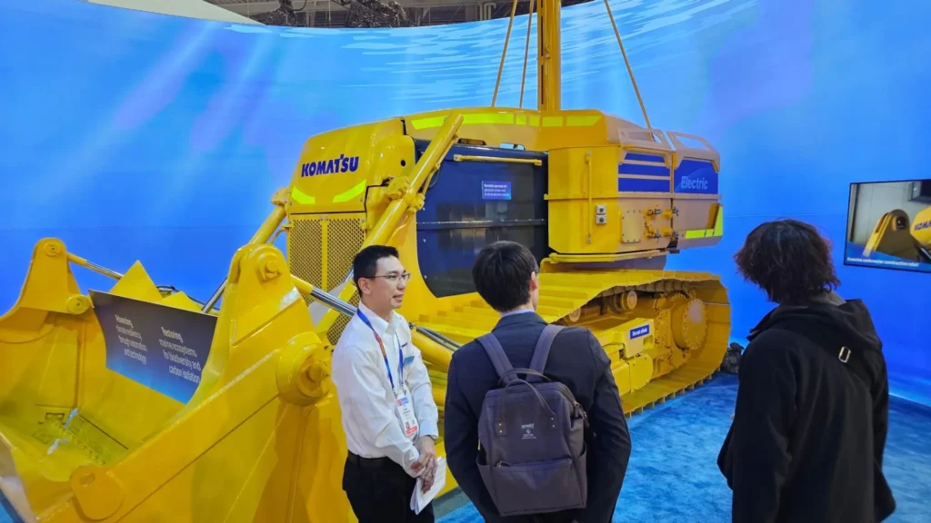 Komatsu presenta excavadora lunar y un robot submarino en CES 2025