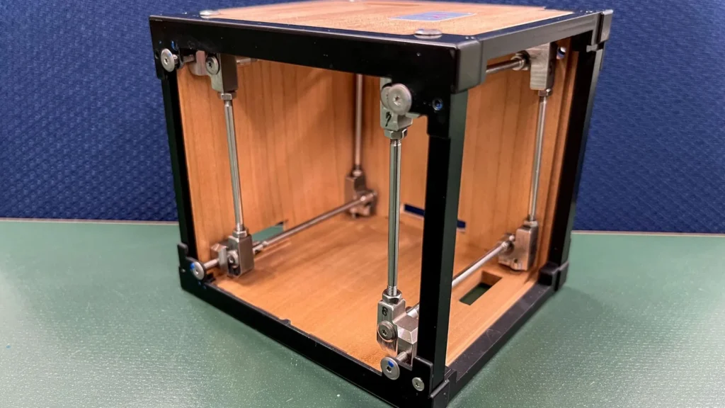 La EEI recibió el primer satélite de madera