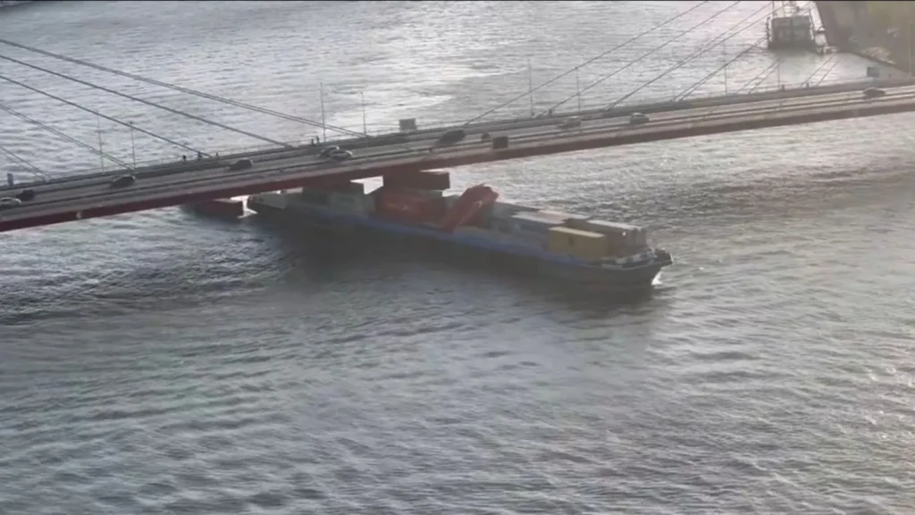 El incidente de la barcaza portacontenedores y el puente de Willemsbrug