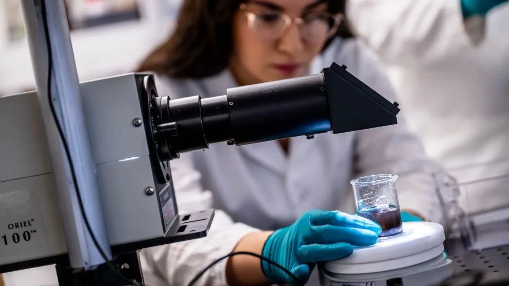 La captura y destrucción de químicos permanentes por la la UBC