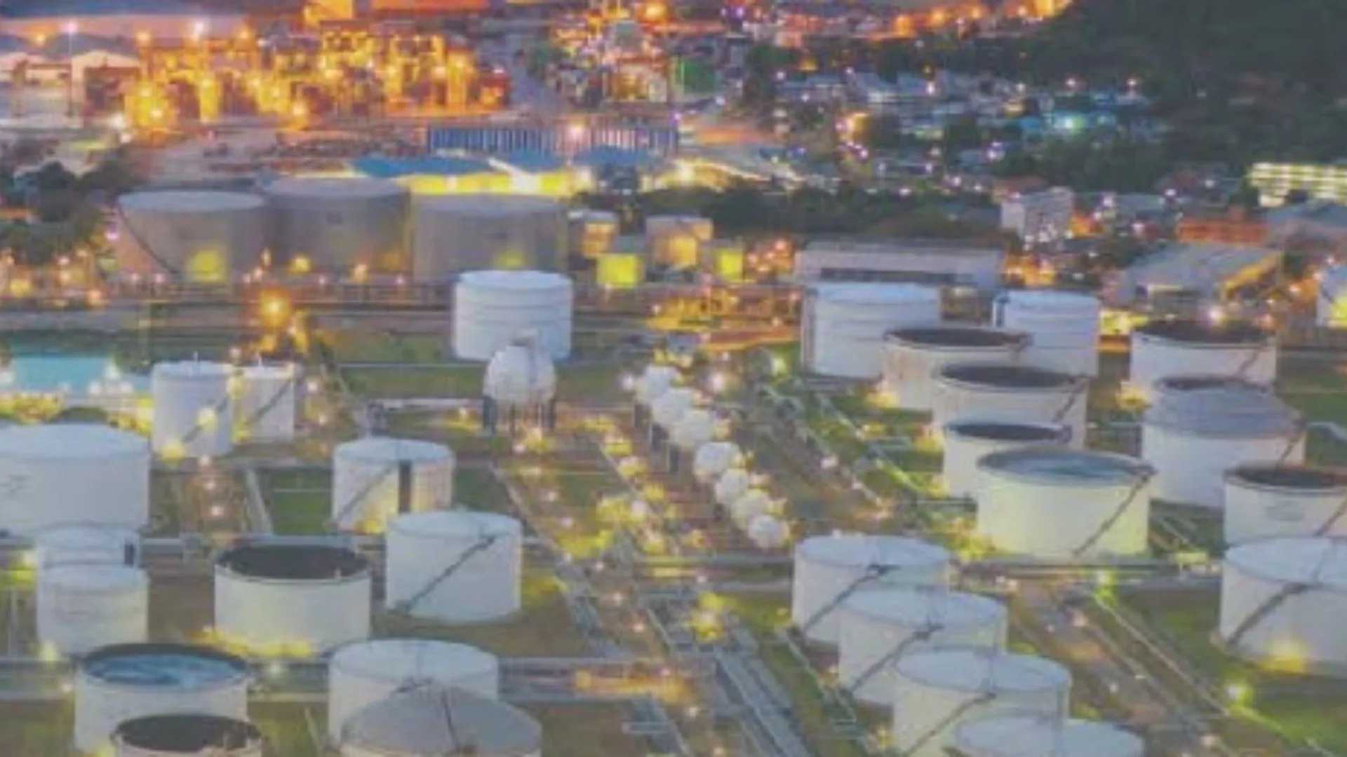 La construcción de la refinería de America First Refining