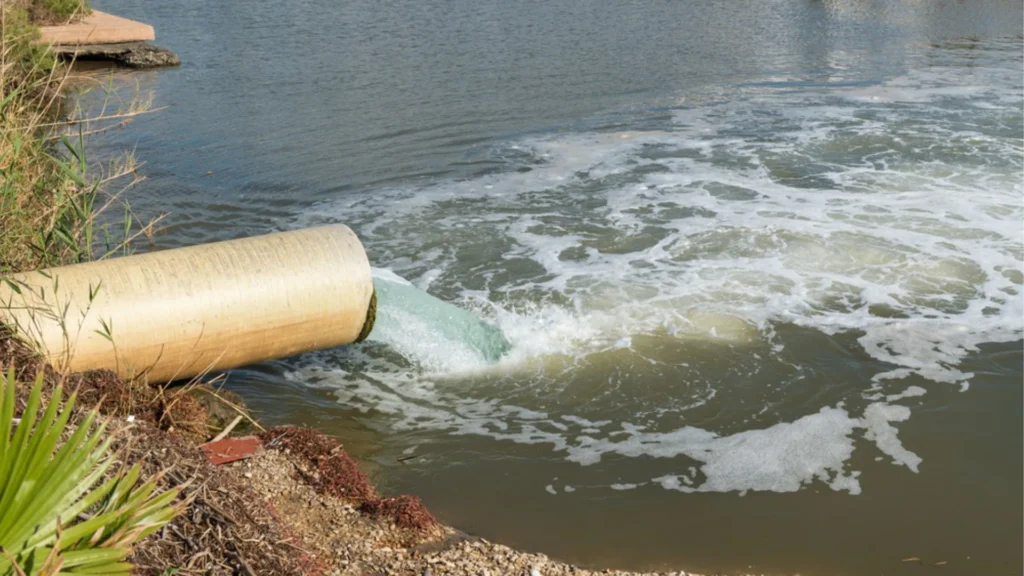 La contaminación por aguas residuales prohibidas por Israel