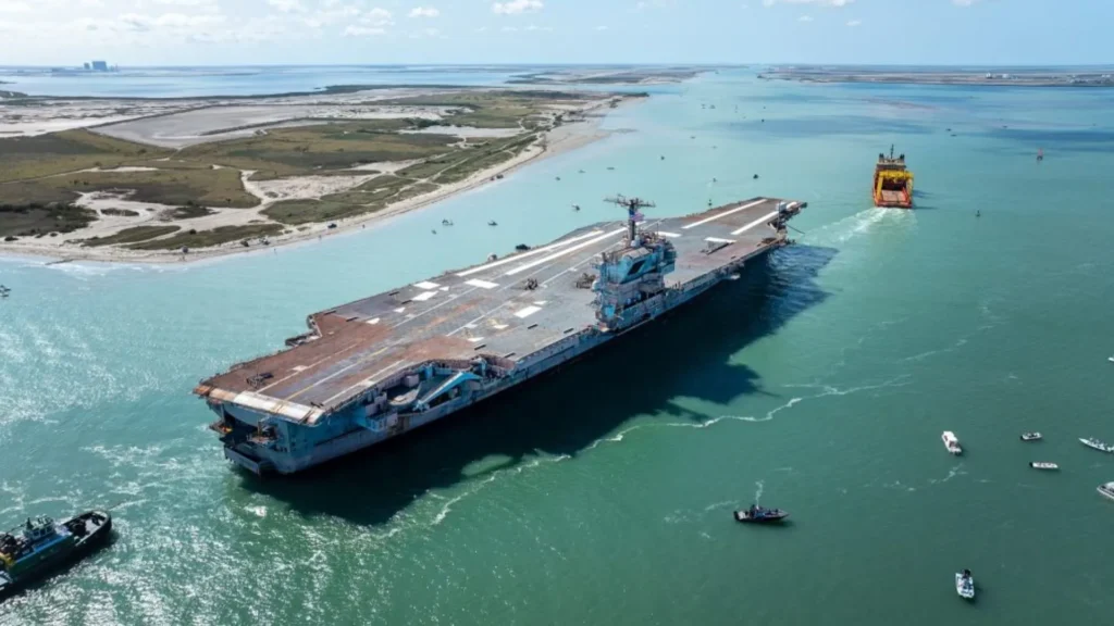 La despedida del icónico portaaviones USS John F Kennedy en el Puerto de
