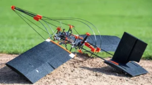 EPFL desarrolla dron SWIFT inspirado en pájaro carpintero que soporta colisiones