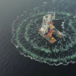 La instalación de los monopilotes en el parque eólico marino Windanker