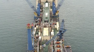 La instalación del ducto submarino por parte Saipem