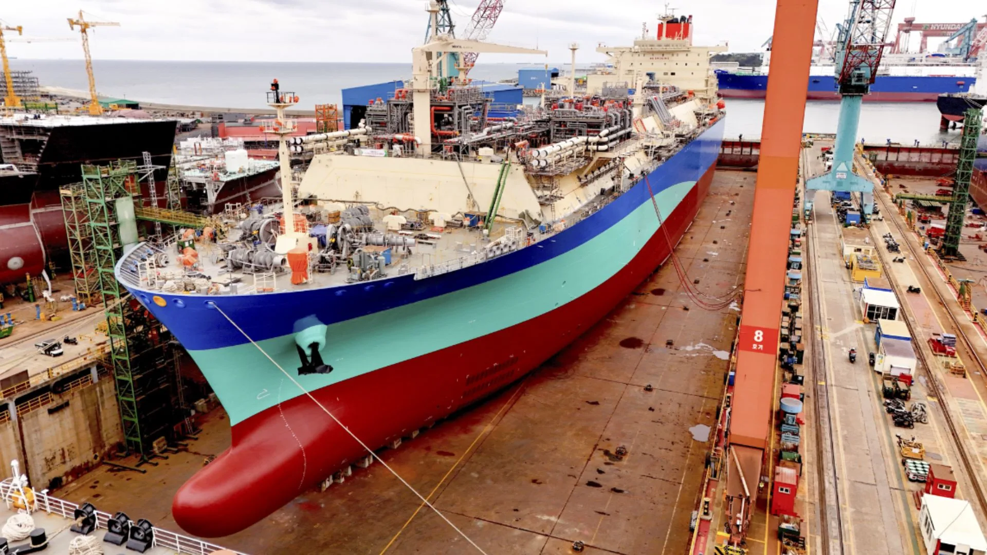 El avance de obra energética con el buque FSRU en el mar Báltico