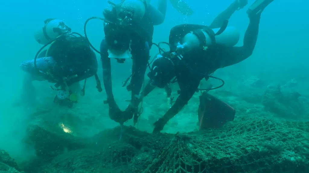 La operación de limpieza en arrecifes de coral en Batu Belais