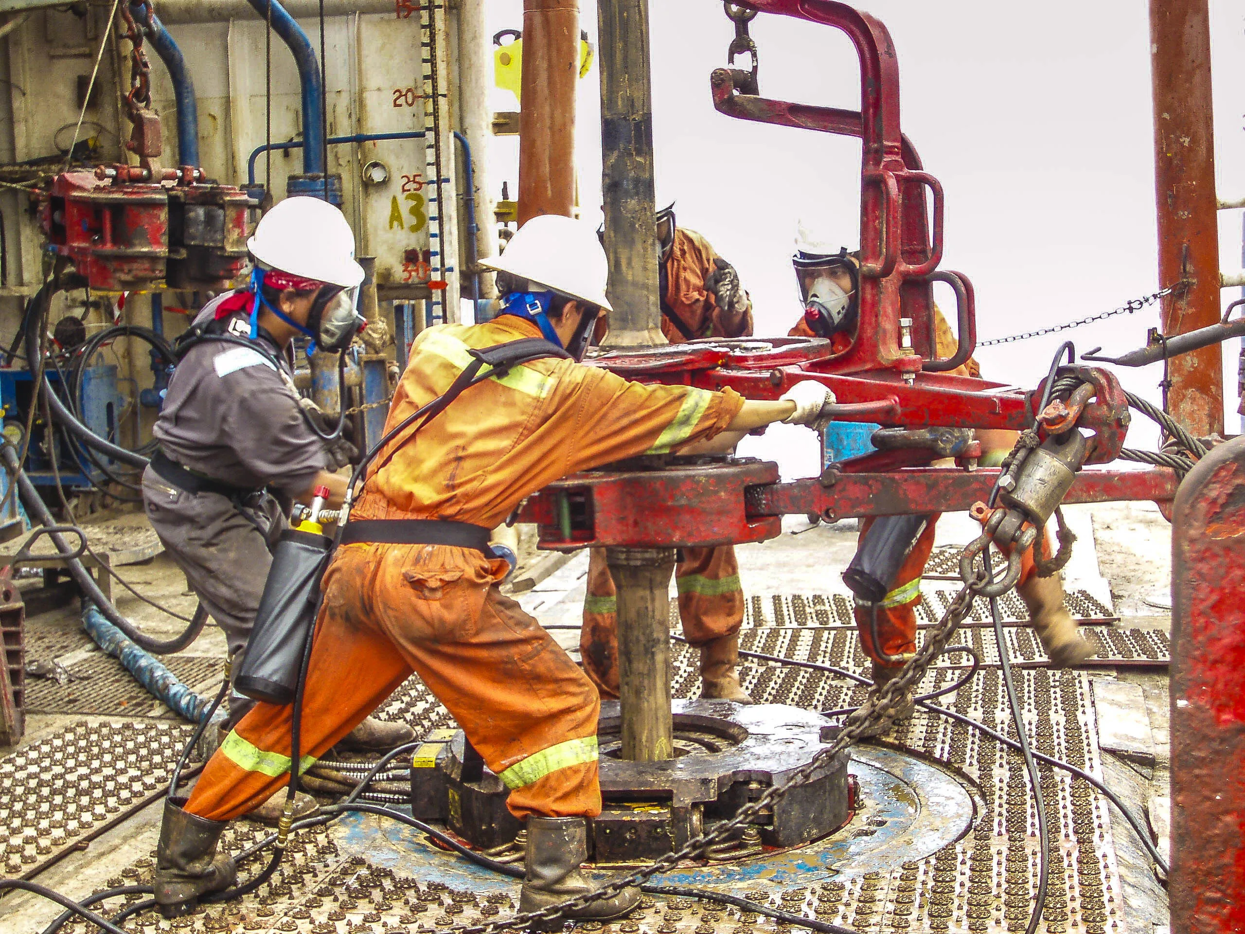 Trabajadores en plataforma de perforación vinculada a Jadestone durante operaciones offshore en Malasia.