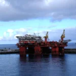 Plataforma semisumergible Deepsea Mira tras finalizar su contrato de perforación con Shell frente a Namibia.