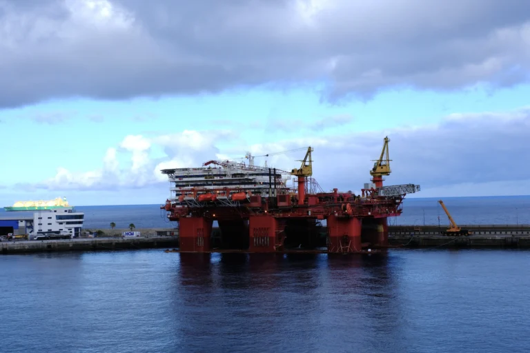 Plataforma semisumergible Deepsea Mira tras finalizar su contrato de perforación con Shell frente a Namibia.