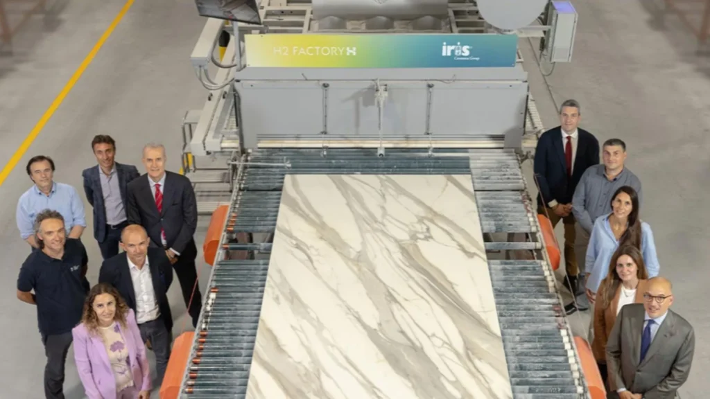 La primera losa de cerámica hecha con hidrógeno por iris Ceramica Group