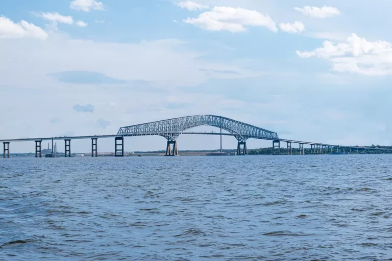 Puente de Baltimore a lo lejos