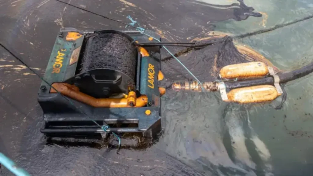 The Port of Antwerp-Bruges restores operability after the oil spill at Deurganckdock