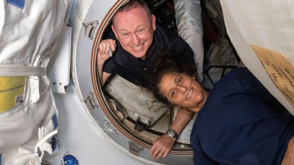 La seguridad de los dos astronautas de la NASA