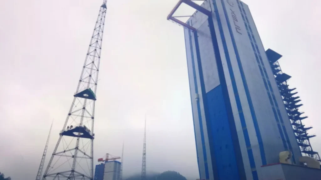 La sonda Tianwen-2 lista para despegar desde la sede espacial en Sichuan dirigida por la CNSA