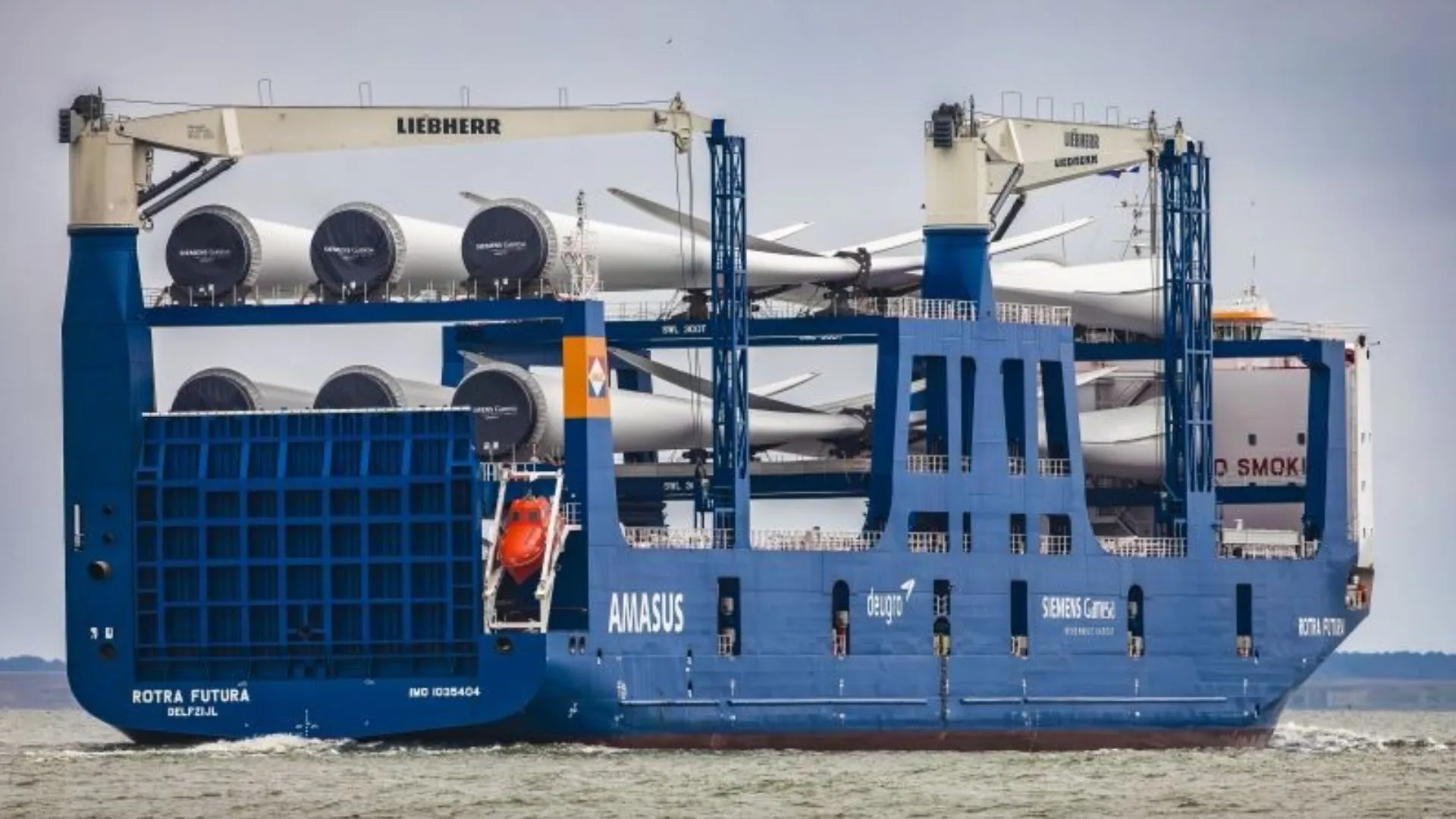 Las grúas Liebherr LS-C 100 y la flota eólica marina