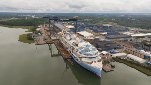 Legend of the Seas entra al agua