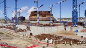 Leningrado 8 acelera el montaje de su contención nuclear