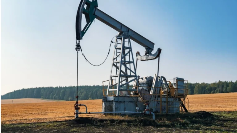 Libia busca inversión extranjera para elevar su producción petrolera