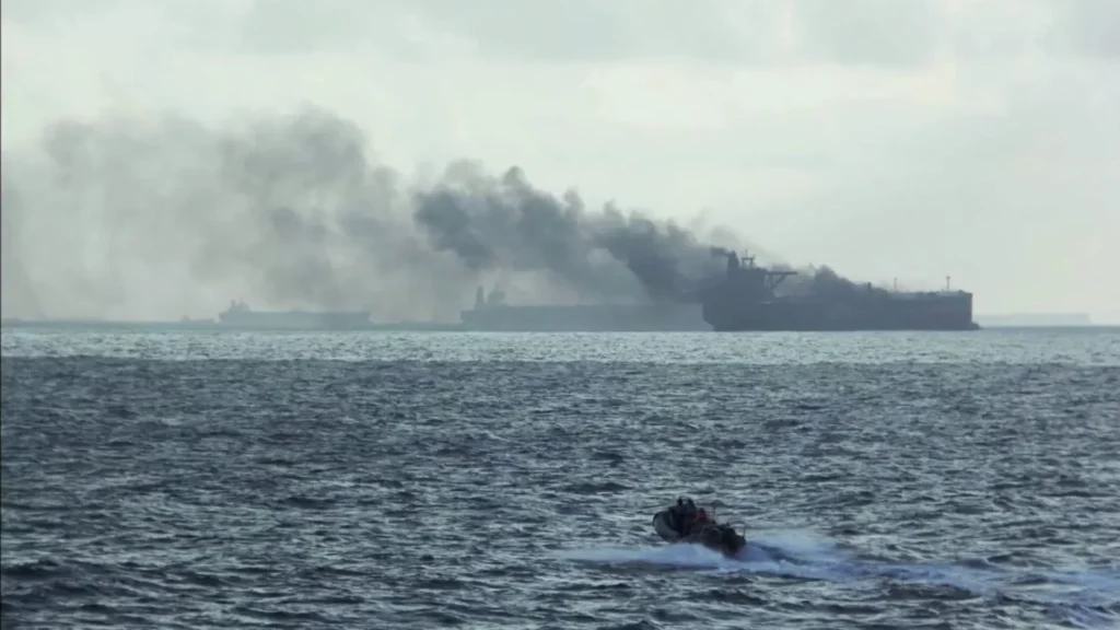 Los dos petroleros se incendian