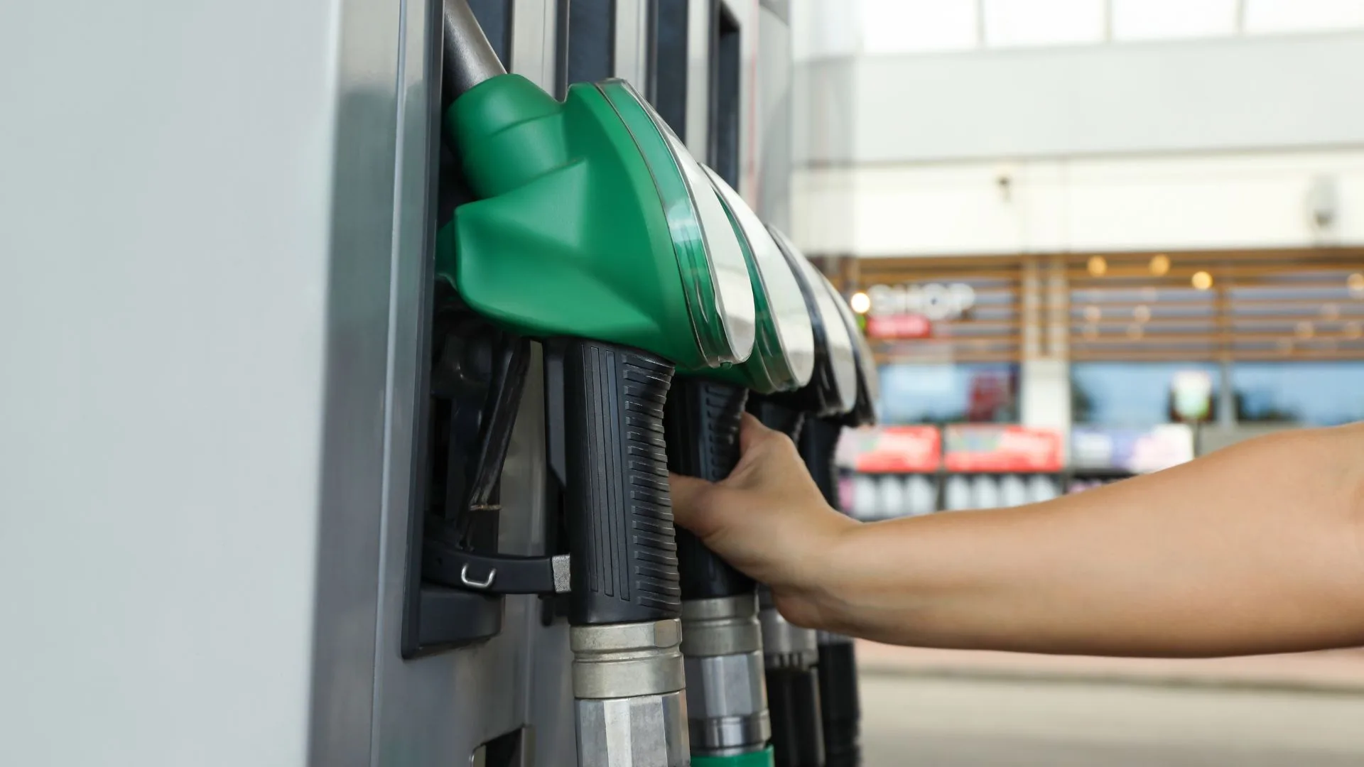 Los factores clave detrás del repunte en el precio de la gasolina