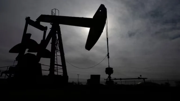 Oil prices bajan tras la pausa de Estados Unidos al ataque contra Irán.