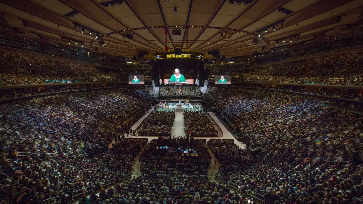 Vista panorámica de la ceremonia religiosa presidida por el papa Francisco en el Madison Square Garden