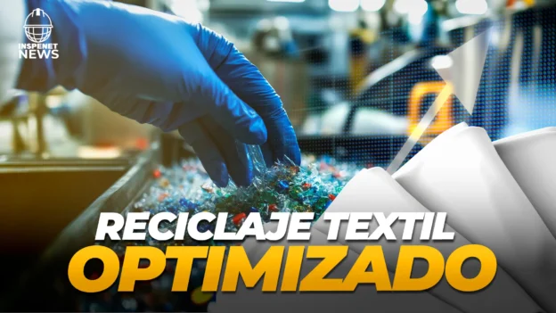 Proceso industrial de reciclaje textil optimizado con fragmentos plásticos clasificados.