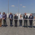 Greenvolt inaugura la planta de almacenamiento con baterías de Turośń Kościelna en Polonia durante el acto de corte de cinta.