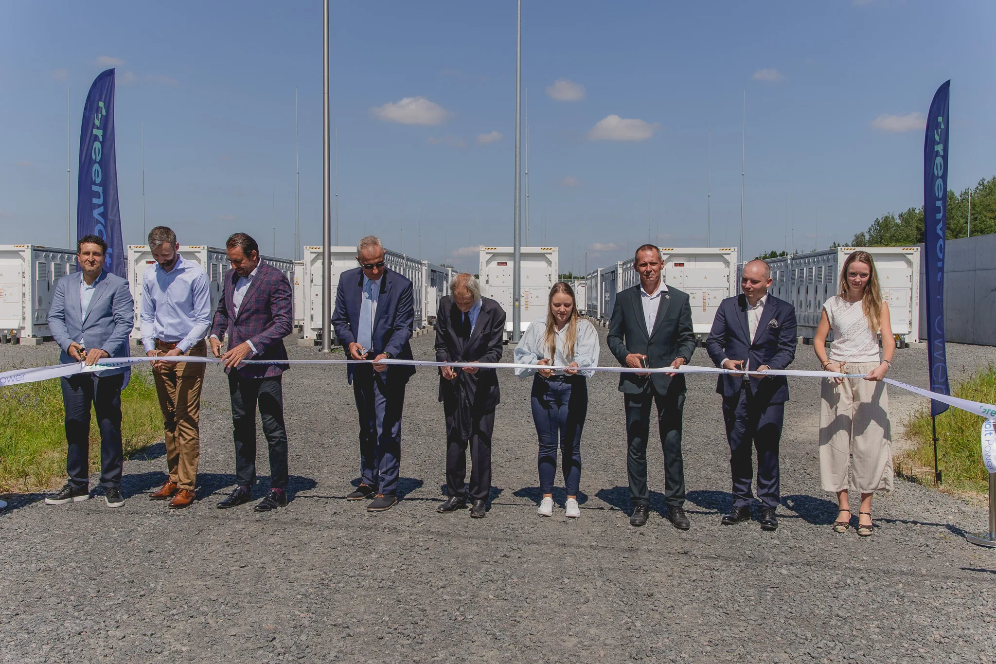Greenvolt inaugura la planta de almacenamiento con baterías de Turośń Kościelna en Polonia durante el acto de corte de cinta.