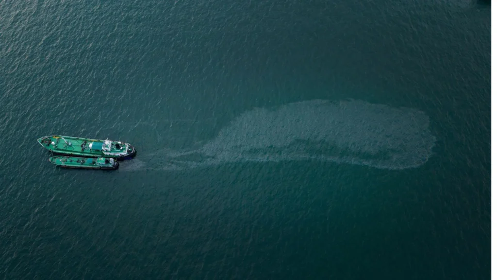 Bad weather complicates rescue of oil tanker and spill in Oman