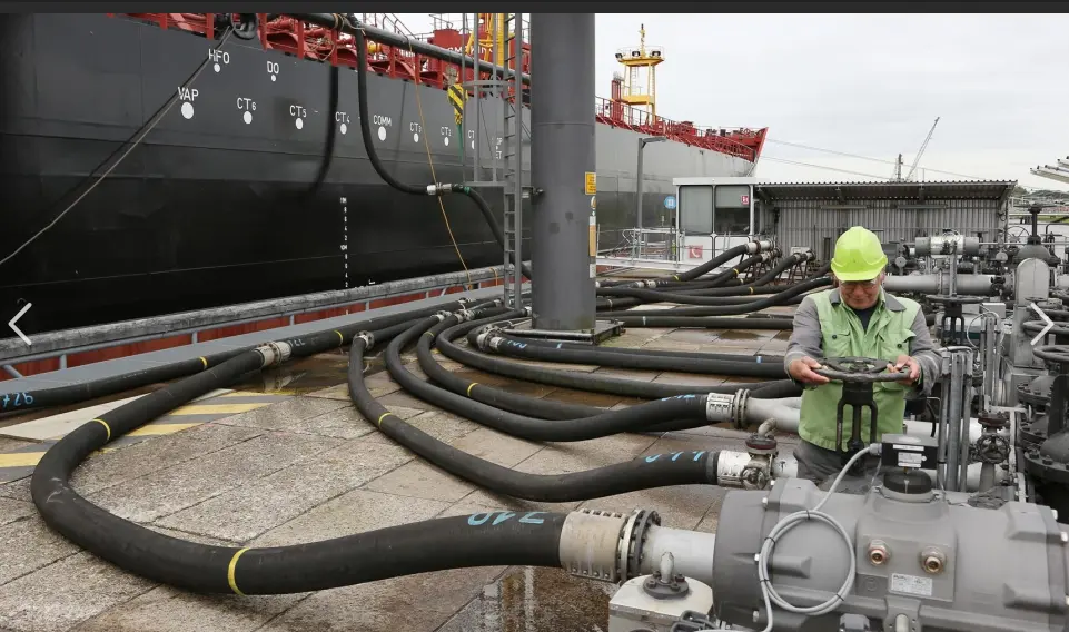 Loading hoses in refineries