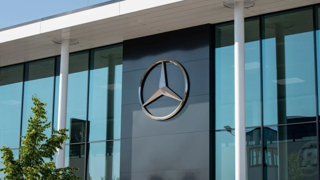 Mercedes-Benz presenta pintura solar para vehículos