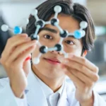 Una molécula orgánica mejora paneles solares