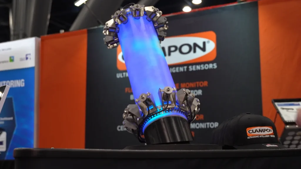 Sensor ultrasónico no intrusivo de ClampOn exhibido en AMPP 2026.