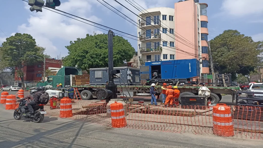 Obreros y técnicos de Naturgy trabajan en la reubicación de un tramo de gasoducto en la Ciudad de México utilizando tecnología RECAP, sin emisión de gases a la atmósfera.