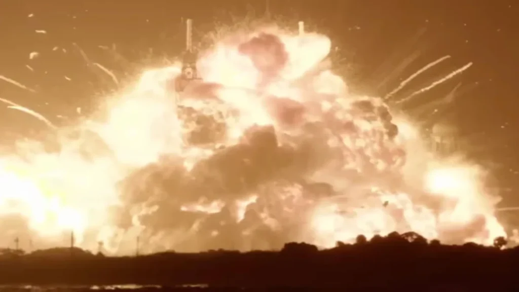 Explosi&oacute;n de New Glenn durante una prueba de fuego est&aacute;tico en la plataforma de lanzamiento de Blue Origin en Cabo Ca&ntilde;averal.