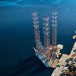 Noble Interceptor, plataforma autoelevable de Noble Corporation, atracada antes de operar para ConocoPhillips en Noruega.