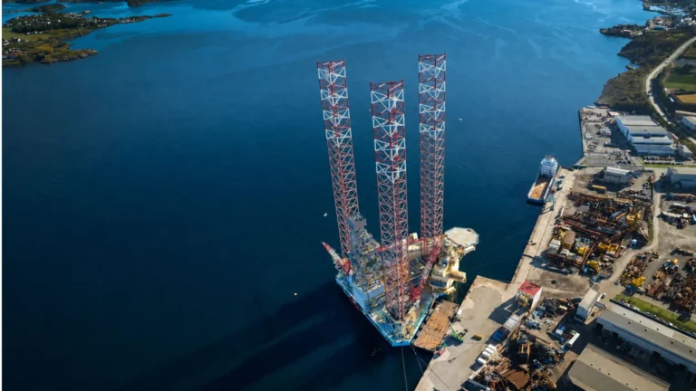 Noble Interceptor, plataforma autoelevable de Noble Corporation, atracada antes de operar para ConocoPhillips en Noruega.