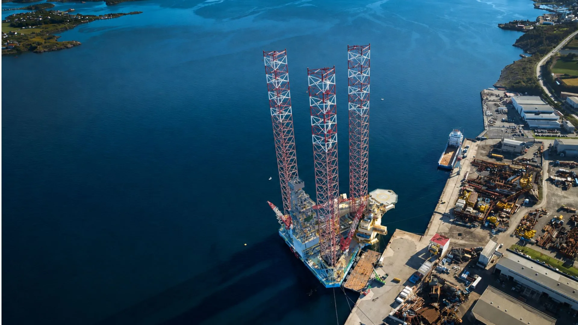Noble Interceptor, plataforma autoelevable de Noble Corporation, atracada antes de operar para ConocoPhillips en Noruega.