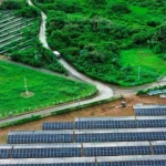 El proyecto Noronha Verde de Iberdrola en Fernando de Noronha con paneles solares instalados para promover energía renovable en Brasil.
